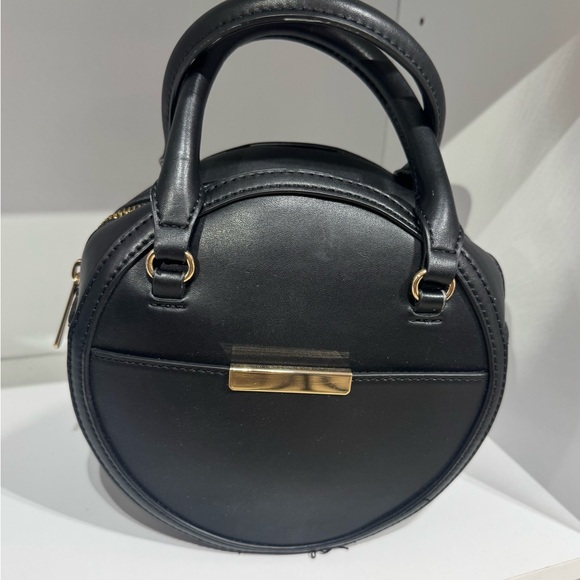 Handbags - Giveaway Elegant Black Round Handbag